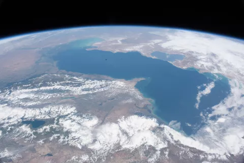 Pogled na največje jezero na planetu – na Kaspijsko jezero, fotografirano z Mednarodne vesoljske postaje (ISS Expedition 56), 13. 6. 2018. / Foto: Wikipedija
