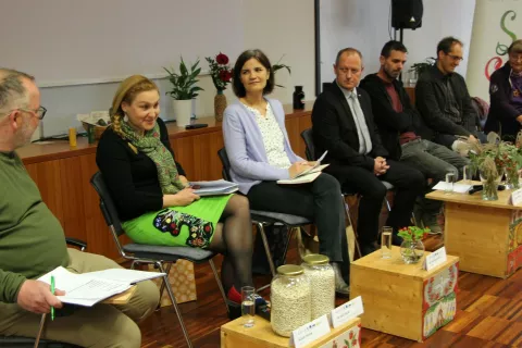 Udeleženci pogovora: (od leve) Bojan Traven, ki je vodil pogovor, ter dr. Maja Kolar, dr. Ana Frelih Larsen, Leopold Pogačar, Tilen Praprotnik, Aleš Fister in Sanja Lončar / Foto: Cveto Zaplotnik