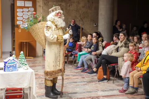 Dedek Mraz je obdaril 245 otrok in mladostnikov ter jim tako polep&scaron;al praznične dni. / Foto: Tina Dokl