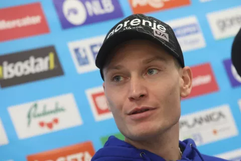 novinarska konferenca tiskovka smučarji skakalci pred sezona 2023-24 odhod tekma Finska smučarski skoki sneg svetovni pokal SZS smučarska zveza Slovenije / Foto: Gorazd Kavčič