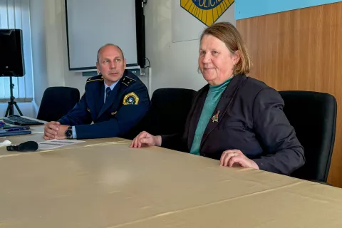 policija sprejem za novinarje Roland Brajič predstavnik za odnose z javnostmi in Melita Močnik direktorica PU Kranj / Foto: Tina Dokl