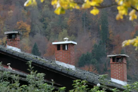 Dimniki ogrevanje kurilna sezona streha / Foto: Gorazd Kavčič