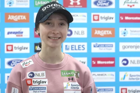 novinarska konferenca predstavitev smučarke skakalke zimska sezona 2023-2024 smučarska zveza slovenije skoki letalnica skakalnica / Foto: Gorazd Kavčič