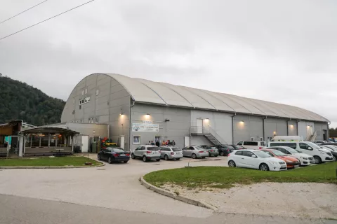 Mestna občina Kranj je jeseni odkupila ledno dvorano na Zlatem polju, kljub temu pa načrtujejo novo hokejsko dvorano na območju mestnega &scaron;tadiona. / Foto: Tina Dokl