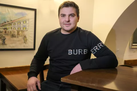 Tržičan Aljaž Slapar se je letos podal na pot odkrivanja zdravilnih učinkov industrijske konoplje. / Foto: Tina Dokl