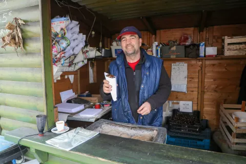 Saledin Bexheti bo kostanj v Kranju pekel &scaron;e do konca meseca. / Foto: Tina Dokl