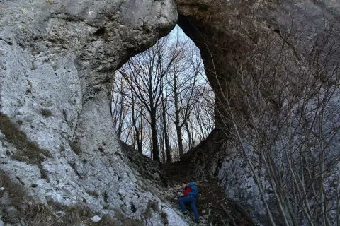 Pogled na Otliško okno, če se vanj povzpneš po neoznačeni stezi mimo Malega Otliškega okna. / Foto: Jelena Justin