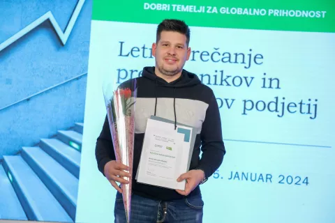 Tudi Boris Ba&scaron;elj iz kranjskega podjetja Blisk livarstvo je prejel priznanje, ki so ga podelili najmlaj&scaron;im prevzemnikom družinskih podjetij. / Foto: Tina Dokl