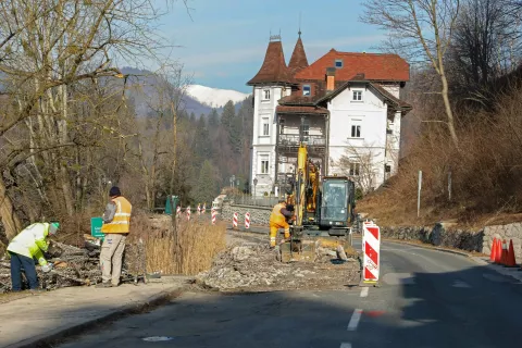 Med gradnjo bo promet na glavni cesti mimo jezera potekal izmenično enosmerno, pločnik pa bo zaprt, zato krožni sprehod okoli jezera ne bo mogoč. / Foto: Tina Dokl