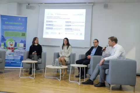 Mojca Volf, Marija Fabčič, Gregor Cerar in Tomaž Lani&scaron;ek so na novinarski konferenci v Kovačnici predstavili okoljski projekt Zeleni pingvin. / Foto: Tina Dokl