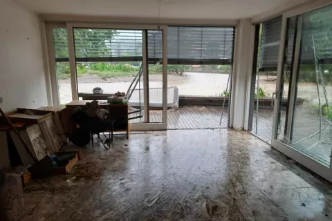 Voda je v hi&scaron;o Plantaričevih vdrla skozi panoramske stene v pritličju. / Foto: osebni arhiv Mete Plantarič