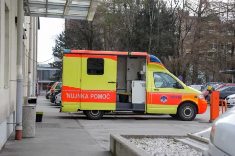 nujna medicinska pomoč reševalno vozilo rešilec / Foto: Tina Dokl