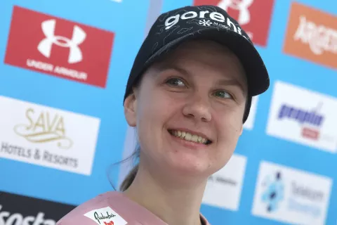 novinarska konferenca predstavitev smučarke skakalke zimska sezona 2023-2024 smučarska zveza slovenije skoki letalnica skakalnica / Foto: Gorazd Kavčič