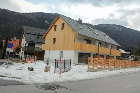 Po ugotovitvah O&scaron;tra je vsako četrto stanovanje v novogradnjah v alpskem turističnem območju namenjeno počitnikovanju. V Kranjski Gori je delež turističnih nastanitev najvi&scaron;ji. Slika je simbolična. / Foto: Tina Dokl