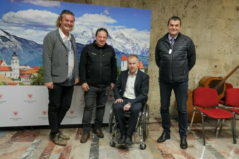 koncert za Bojana avla mestna občina Kranj na fotografiji Janez Štros, Bojan Jovanovič, Borut Sever direktor fundacija FIHO in Boris Horvat AURIS / Foto: Tina Dokl
