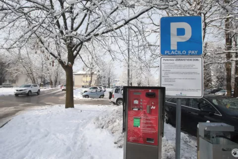 parkirišče ZD zdravstveni dom in porodnišnica Kranj brezplačno 1 ura makadamsko parkirišče / Foto: Gorazd Kavčič