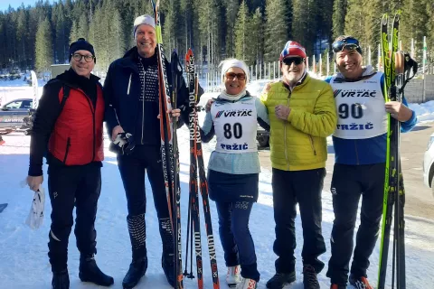 Blaž Ko&scaron;orok iz Elesa, Bojan Luskovec, nekdanji predsednik uprave Elektra Gorenjska, ter Novome&scaron;čana Breda Vovko in Gregor Božič v družbi očeta tekmovanja Vinka Gra&scaron;iča / Foto: Klara Mrak