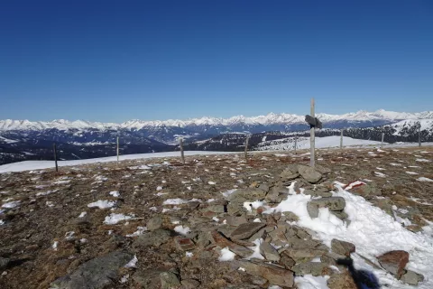 Vrh Zechner H&ouml;he, s katerega se odpre pogled na sosednji Gaipah&ouml;he, v daljavi pa so že vrhovi Visokih tur. / Foto: Jelena Justin