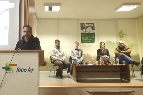 Govorci na javni tribuni so bili Aljo&scaron;a Petek, Miran Brvar, Ana Frelih Larsen in Rolando Krajnik, povezoval jo je znani novinar in aktivist Erik Valenčič. / Foto: Gorazd Kavčič