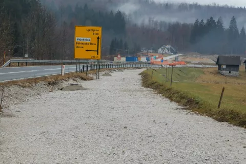 Odsek skozi Sotesko je v fazi gradnje, ki bo skladno s terminskim planom in pogodbenim rokom zaključena predvidoma konec leta 2024. / Foto: Tina Dokl