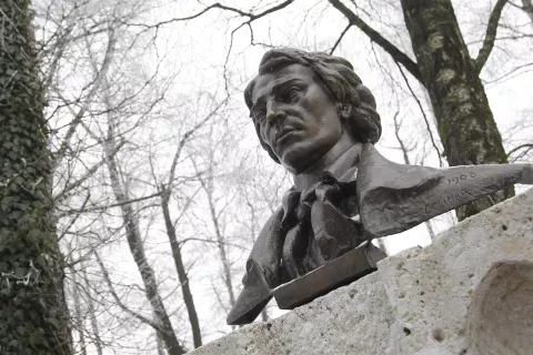 Tako je pesnika upodobil Lojze Dolinar, v Pre&scaron;ernovem gaju v Kranju molči že od leta 1968. Kaj bi nam povedal, če bi mu bilo dano spregovoriti? / Foto: Gorazd Kavčič