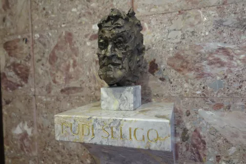 Portret Rudija &Scaron;eliga v Pre&scaron;ernovem gledali&scaron;ču v Kranju, tako ga je upodobil akademski kipar Drago Tr&scaron;ar. / Foto: Igor Kavčič