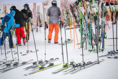 Izposoja smuči je lahko zanimiva za dnevno ali tedensko smučanje, ne pa tudi za celo sezono, saj bi za izposojene smuči odšteli že skoraj toliko kot za nove. / Foto: Nik Bertoncelj