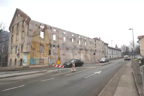 zaprta cesta Majdičev mlin požar sesedanje stavbe omet pada uvoz ljubljanska cesta jelenov klanec Kranj<br>obvoz / Foto: Gorazd Kavčič