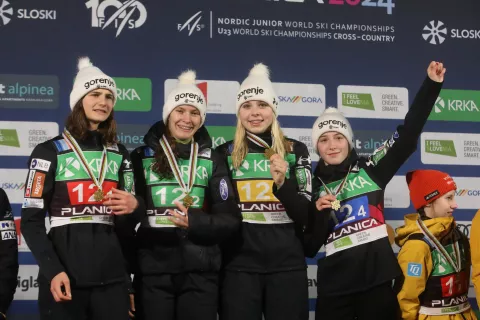 mladinsko nordijsko prvenstvo SP Planica 2024 nordijsko smučanje tek na smučeh nordijska kombinacija ekipna tekma smučarski skoki mladinke zlata medalja zmaga / Foto: Gorazd Kavčič