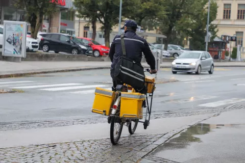 V zadnjih desetih letih Pošta Slovenije beleži le en napad na poštarja, povezan z dostavo pokojnin. Fotografija je simbolična. / Foto: Tina Dokl