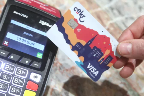 Kranjska mestna kartica CeKR poleg identifikacije omogoča plačevanje kjerkoli po svetu in uporabnikom nudi tudi &scaron;tevilne ugodnosti. / Foto: Gorazd Kavčič