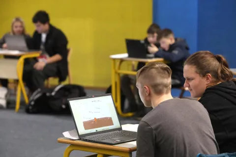 Udeleženci so re&scaron;ili marsikatero zahtevno računalni&scaron;ko zagonetko. / Foto: Gorazd Kavčič