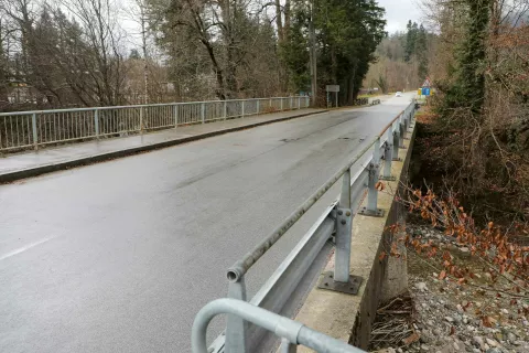 Kot kaže, bo most čez reko Kokro v Preddvoru končno dočakal boljše čase. / Foto: Tina Dokl