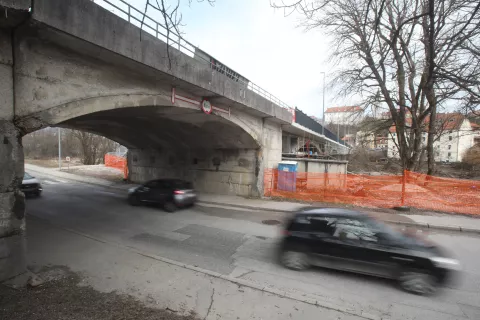 S sanacijo nadvoza ceste proti Zarici bodo omogočili dvosmerni promet tudi za tovornjake. / Foto: Gorazd Kavčič