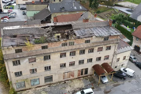 Propadajoča stavba nekdanjega Hotela Pošta sredi Jesenic / Foto: jeseniška občanka