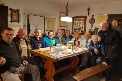Udeleženci srečanja v hi&scaron;i &Scaron;u&scaron;tarjeve domačije. Levo je gostitelj Milan Kri&scaron;elj. / Foto: Jože Ko&scaron;njek