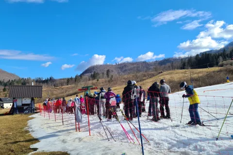 Smučišče Kozji hrbet na Kobli nad Bohinjsko Bistrico, kjer so se po komaj kakih dvajset centimetrih umetnega snega v začetku tedna po pobočju spuščali predvsem otroci, pa tudi nekaj turistov, predvsem hrvaških / Foto: Marjana Ahačič