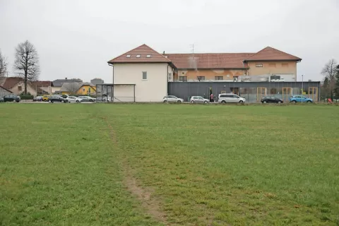 Sklad obrtnikov in podjetnikov je zaradi zemljišča na Primskovem vložil odškodninsko tožbo zoper Mestno občino Kranj. / Foto: Gorazd Kavčič