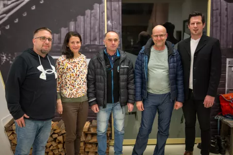 Od leve Matjaž Podlipnik, kustosinja za planinstvo v Slovenskem planinskem muzeju Sa&scaron;a Mesec, Rajko Lotrič, Igor Vrtačnik in Aljaž Pogačnik / Foto: Primož Pičulin