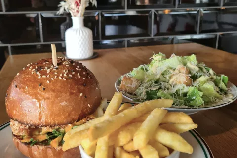 Slastni burger, krompirček in cezarjeva solata / Foto: Alenka Brun