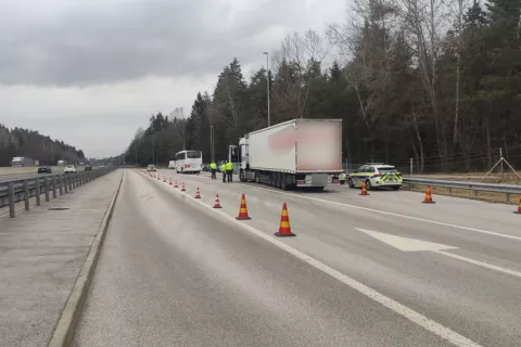 Gorenjski policisti so izvedli poostren nadzor nad vozniki tovornih vozil in avtobusov. / Foto: Arhiv Pu Kranj