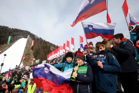 smučarski poleti Planica SP svetovni pokal kvalifikacije četrtek skakalnica mladi v planici triglav / Foto: Gorazd Kavčič