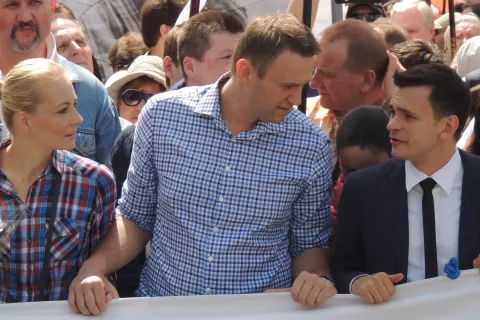 Ko je bil še na svobodi: Navalni na nekem protestu v Moskvi, levo žena Julija, desno opozicijski politik Ilija Jašin, 12. 6. 2013. / Foto: Wikipedija