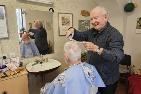 Janez Novak s Koroške Bele je pri 90 letih še vedno vsak v svojem frizerskem salonu,. Nekatere stranke se pri njem strižejo že več kot sedemdeset let. / Foto: Urška Peternel