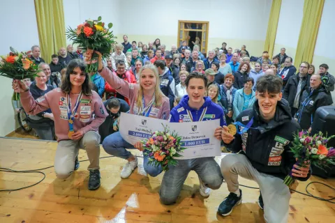 Ajda Košnjek, Taja Bodlaj, Jaka Drinovec in Urban Šimnic na prisrčnem sprejemu v Zgornjih Dupljah / Foto: Tina Dokl