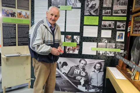 Smučar in njegov serviser Ingemark Stenmark in in njegova vez z Jurijem Vogelnikom razstava v Alpski smučarski muzej Begunje na Gorenjskem na fotografijii z leve Jurij Vogelnik / Foto: Tina Dokl