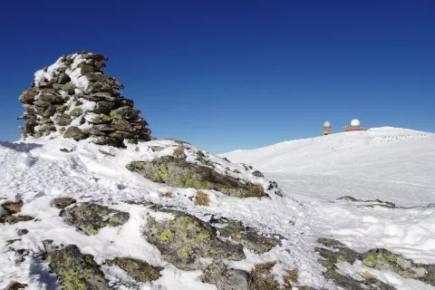 Pogled s Krakberga na Großer Speikkogel, ki ga označujeta dva ogromna vojaška radarja. / Foto: Jelena Justin