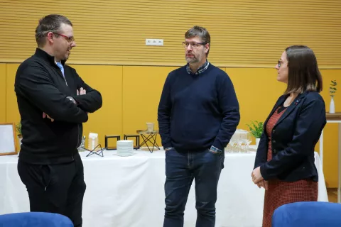 Doc. dr. Miha &Scaron;imac s Teolo&scaron;ke fakultete Univerze v Ljubljani, mag. Matija Križnar iz Prirodoslovnega muzeja Slovenije in dr. Katja Rebolj (Zavod Raspro), ki se ukvarja z nabiralni&scaron;tvom in je skupaj z Dvorom Jezer&scaron;ek tudi poskrbela, da so obiskovalci simpozija okusili delček narave. / Foto: Tina Dokl