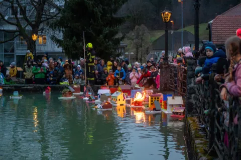 Lepo &scaron;tevilo otrok je v Kropi pri&scaron;lo pokazat svoje gregorjeve umetnine. / Foto: Primož Pičulin