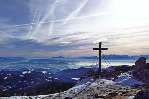 Kleiner Sauofen, v daljavi se vidi slovenska Koroška z izrazito Peco in Uršljo goro. / Foto: Jelena Justin